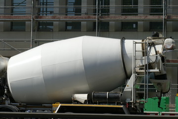 Zementmischer vor einer Baustelle, Deutschland, Europa