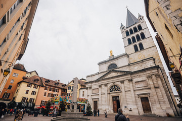 Obraz premium Annecy - France, 12.25.2018: Christmas, Xmas, New year, festivities near church. Photography of church and town square with old architecture.