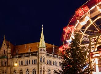 Naklejka premium Corner of the city hall of Braunschweig with a part of a moving Ferris wheel