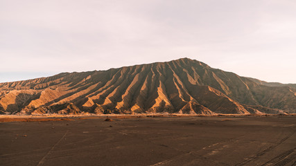 Fototapeta na wymiar Collines aux jolis reliefs sur le cratère du volcan Bromo en Indonèsie