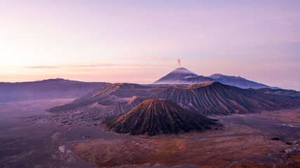 Sublime panorama du Mont Bromo au lever du soleil en Indonésie