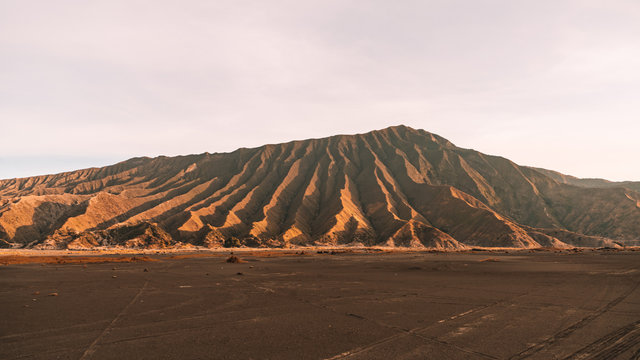 Collines aux jolis reliefs sur le crat&egrave;re du volcan Bromo en Indon&egrave;sie