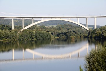 Fototapeta na wymiar Talbrücke Froschgrundsee, Neubaustrecke VDE 8.1 , 270-Meter-Rekord-Bogen als Landschaftsgestaltung