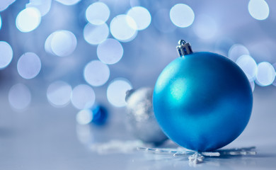 Fototapeta na wymiar christmas balls on bokeh background