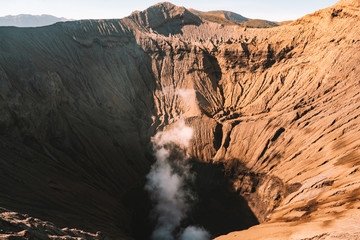Cratère du Mont Bromo à Java avec fumée © Chilapse