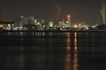 Fototapeta premium La raffinerie de Feyzin au bord du fleuve Rhône vue de nuit - Département du Rhône - Région Rhône Alpes - France - Industrie pétrolière et chimique