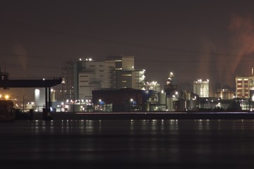 Fototapeta na wymiar La raffinerie de Feyzin au bord du fleuve Rhône vue de nuit - Département du Rhône - Région Rhône Alpes - France - Industrie pétrolière et chimique