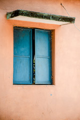 Fototapeta na wymiar blue window on the pink wall with space