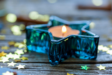 Weihnachtliche Dekoration  in Blau mit Boukeh 