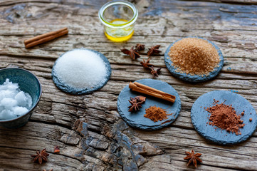 Weihnachtliche Dekoration  in Blau mit Boukeh 