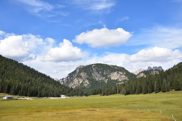 Fototapeta na wymiar Blick in die Dolomiten bei Area Sosta Camper Misurina