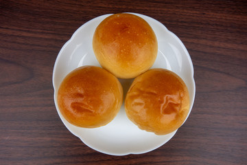 白い皿の上の丸パン