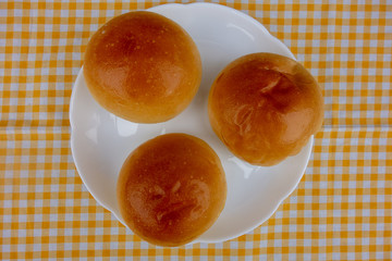 白い皿の上の丸パン