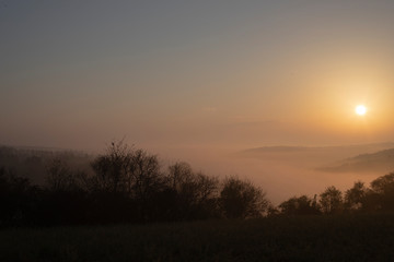 Fototapeta na wymiar Sonne mit Nebel 2