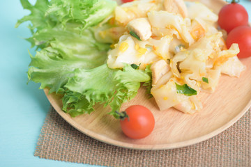 Kuaitiao khua kai, stir fried rice noodles chicken with fresh iceberg and tomato