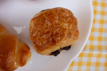皿の上の小さな菓子パン
