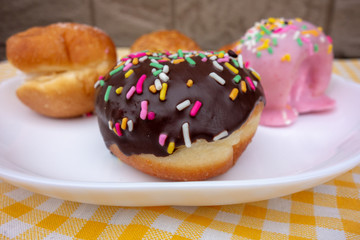 皿の上の小さな菓子パン