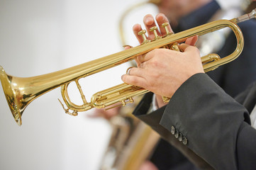 Obraz na płótnie Canvas Mann spielt Trompete