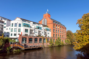 Gebäude an der herbstlichen Weißen Elster in Leipzig-Plagwitz, Sachsen, Deutschland