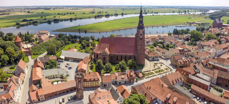 Tangerm&uuml;nde - Luftbild - Stephankirche - Elbe