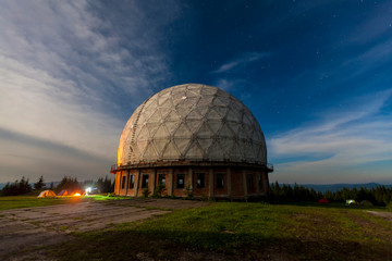 Obraz premium Radar station geosphere on the starry sky background