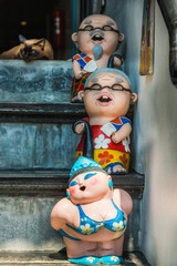 Clay dolls als Gartendekoration in Thailand