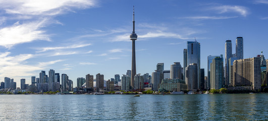Fototapeta premium Toronto Skyline in a Sunny Day