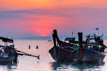 Longtailboote am Railay beach bei Krabi in Thailand