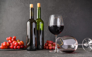 Red wine with bunch of grapes
