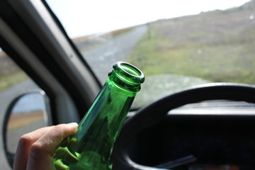boire au volant en conduisant