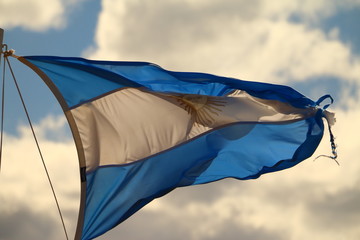 bandera argentina flameando sobre cielo nublado