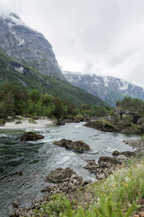 Fototapeta na wymiar Fluss Rauma mit Bergen, Landschaft um Andalsnes, Norwegen, Romsdalsfjord