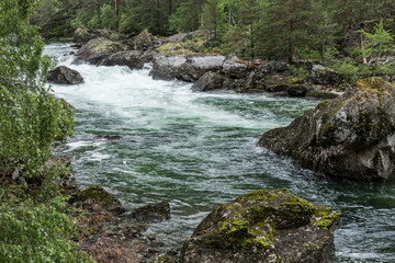 Fluss Rauma mit Bergen, Landschaft um Andalsnes, Norwegen, Romsdalsfjord