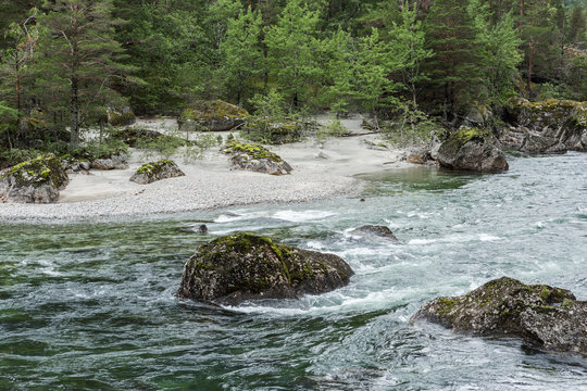 Fluss Rauma mit Bergen, Landschaft um Andalsnes, Norwegen, Romsdalsfjord