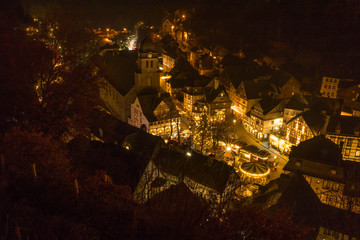 Blick auf den Weihnachtsmarkt in der Altstadt von Monschau.