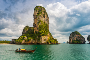 Küstenlandschaft am Railay beach bei Krabi in Thailand