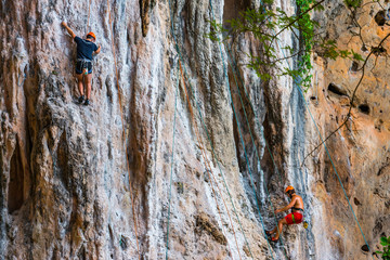 Fototapeta premium Kletterer am Railay beach, Thailand
