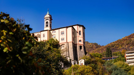 Fototapeta na wymiar Vieille église de la Madonna del Sasso au Tessin, Locarno, Suisse