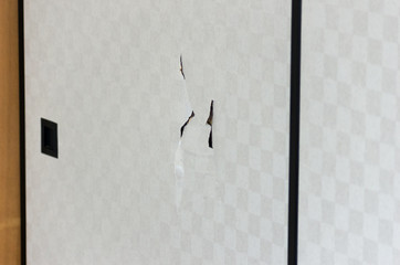 破れたふすま