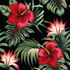 Tropischer Vintage roter Hibiskus und Strelitzia floral grüne Palmblätter nahtlose Muster schwarzen Hintergrund. Exotische Dschungeltapete.