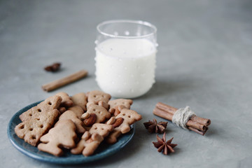 Gingerbread cookies biscuits bear holding paws almond