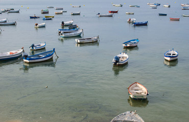 Fototapeta na wymiar Barcas en el puerto de Cadiz