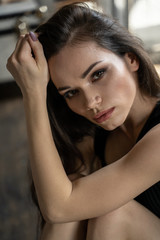 Obraz premium Young woman sotting in room with daylight indoors