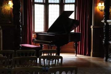 piano in church © Matthis