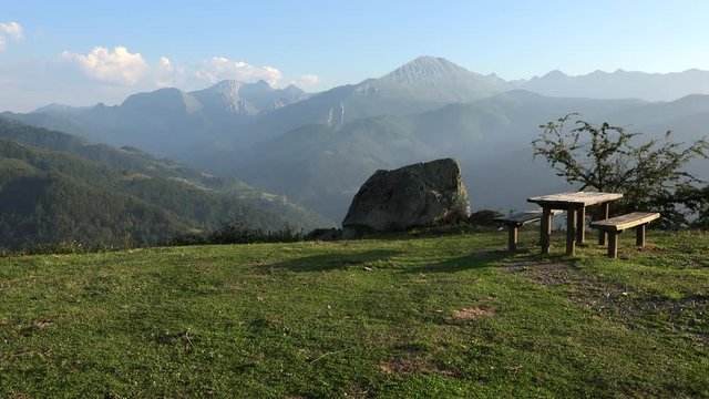 Mirador de monta&ntilde;a en paisaje de Asturias con mesa y bancos
