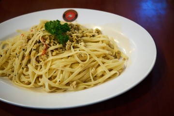 spaghetti with sauce and basil