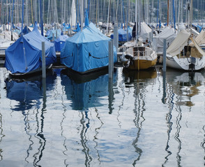 Fototapeta na wymiar yachts and sailing boats parking in a bay of lake Lucerne, Switzerland