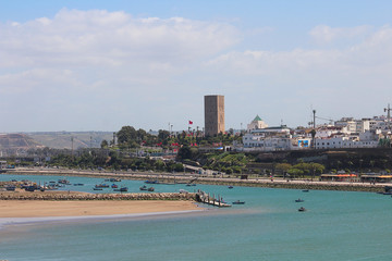 Vue panoramique depuis les Oudayas sur la tour Hassan, Rabat © hamza