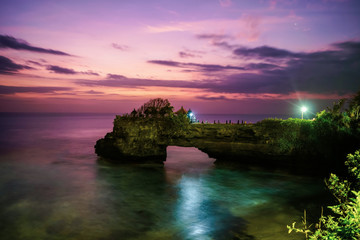 Temple Tanah Lot au sublime coucher de soleil rose