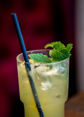 Getränk im Glas mit Minzblätter und Strohhalm